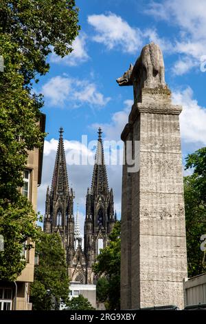 she-wolf of the Roman fountain in front of the Cologne City Museum, the cathedral, Cologne, Germany. die roemische Woelfin des Roemerbrunnens vor dem Stock Photo