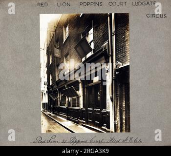Photograph of Red Lion PH, Ludgate Circus, London. The main side of the print (shown here) depicts: Right face on view of the pub.  The back of the print (available on request) details: Nothing for the Red Lion, Ludgate Circus, London EC4A 4AX. As of July 2018 . This pub closed in the mid.1970s and a replacement pub opened in 1976 called the Popinjay, It closed in around 1992 and is now demolished Stock Photo
