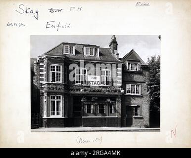 Photograph of Stag PH, Enfield, Greater London. The main side of the print (shown here) depicts: Left Face on view of the pub.  The back of the print (available on request) details: Trading Record 1934 . 1961 for the Stag, Enfield, Greater London EN2 6PH. As of July 2018 . Punch Taverns Stock Photo