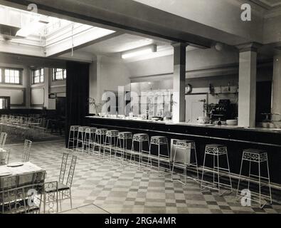 Photograph of Station Hotel, Richmond, Greater London. The main side of the print (shown here) depicts: Internal lounge of the pub.  The back of the print (available on request) details: Nothing for the Station Hotel, Richmond, Greater London TW9 2NQ. As of July 2018 . This pub was renamed the Bull & Bush in the 1970s, then abbreviated to The Bull, now One Kew Road restaurant Stock Photo