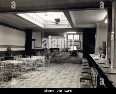 Photograph of Station Hotel, Richmond, Greater London. The main side of the print (shown here) depicts: Internal lounge of the pub.  The back of the print (available on request) details: Nothing for the Station Hotel, Richmond, Greater London TW9 2NQ. As of July 2018 . This pub was renamed the Bull & Bush in the 1970s, then abbreviated to The Bull, now One Kew Road restaurant Stock Photo