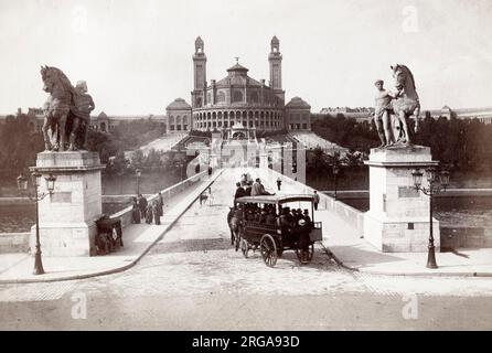 Vintage 19th century photograph- Pont / bridge d'Iena, and Trocadero, Paris France Stock Photo