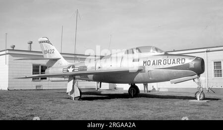 (ex Missouri Air National Guard) - Republic F-84F-30-GK Thunderstreak 51-9422, late of the 110th Fighter Squadron, on gate guard duties at St. Louis Air National Guard Base, MO. USAF 2850th Air Base Wing.1956: United States Air Force, 31st Strategic Fighter Wing.1956: USAF, 4900th Air Base Group.1956: USAF, 810th ABG.1956-57: USAF, 31st SFW.1957: USAF, 31st Fighter Bomber Wing.1957-59: Missouri ANG, 110th FS. January 1959: Disposed of and preserved at the gate at St. Louis ANGB, MO.Currently preserved at the American Legion Post 253 in Festus, MO Stock Photo