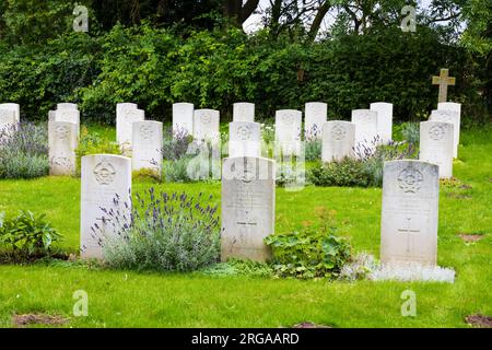Commonwealth War Graves in the cemetery of Scopwick church of the Holy Cross, Scopwick, Lincoln, Lincolnshire, England Stock Photo