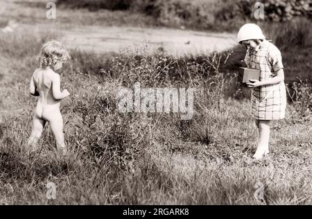 1930's press photo - girl taking photo with a box camera Stock Photo