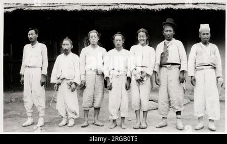 Early 20th century photograph: Group of Korean men, Korea Stock Photo
