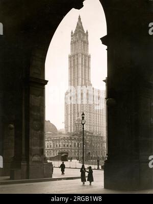 Early 20th century vintage press photograph - view of the Woolworth Building, Manhattan, New York, through an arch. Stock Photo