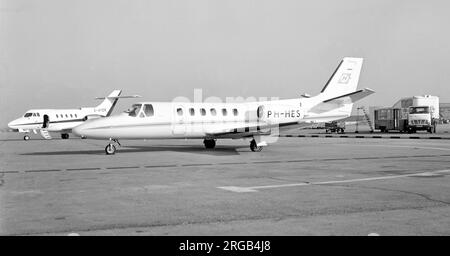 Cessna 550 Citation II PH-HES (msn 550-0020), of Heerema Ingenieurs, at London Heathrow Airport, with Hawker Siddeley HS-125-400A G-AYER. Stock Photo