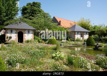 Jardins de Maizicourt, Le cloitre, Cloister Stock Photo