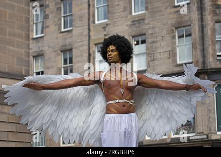Royal Mile, Edinburgh, Scotland, UK. Busy day at Edinburgh Fringe Festival, large audiences stopping to watch and be entertained by Street Performers on the High Street, helped by the sunshine and warmer weather. Pictured: Deaon Griffin-Pressley in front of St Giles Cathedral, from, Satan Vs God, DGP Theatre Productions, Florida USA. C Arts C Venues C  August 6-13, 15-27 Credit: Archwhite/alamy live news. Stock Photo