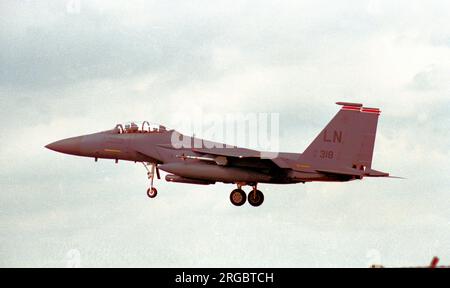 United States Air Force - McDonnell Douglas F-15E-52-MC Strike Eagle 91-0318 (msn 1225/E183, base code 'LN'), on approach to RAF Lakenheath, in August 1997. Stock Photo