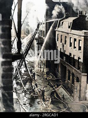 Members of the London Fire Brigade tackling a blaze at Samuel Ward & Co.'s paint and varnish warehouse in Great Guildford Street, Southwark, August 1926. Stock Photo