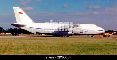 Antonov An-124-100 Ruslan SSSR-82007 (msn 19530501005-105), at the SBAC Farnborough Air Show in September 1988. (Note: SSSR - Soyuz Sovetskikh Sotsialisticheskikh Respublik - SSSR = CCCP in Cyrillic) Stock Photo