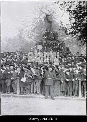 Crowds assemble at Hyde Park Corner at 5:30am on the morning of the funeral of King Edward VII,in the hope of getting a good view of the passing funeral procession. Stock Photo