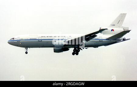 Koninklijke Luchtmacht - McDonnell Douglas KDC-10 T-264 (msn 46985 line Number 264), of 334 Squadron, on approach to RAF Mildenhall in March 1998. The KDC-10 s were converted commercial DC-10s rather than new-build KC-10s. T-264 was converted from DC-10-40 PH-MBT. (Koninklijke Luchtmacht (Klu) - Royal Netherlands Air Force) Stock Photo