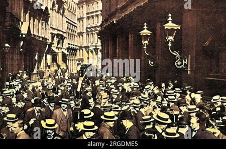 An excited crowd of stockbrokers gather in Throgmorton Street in the City of London. Financial panic was anticipated as outbreak of war seemed inevitable. Stock Photo