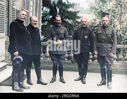 King George V in army uniform with British and French military leaders during the First World War.  They are standing outside General Joffre's chateau at Beauquesne in northern France, where they had met to discuss the results of the Somme offensive.  From left to right they are General Joffre, President Poincare, George V, General Foch and General Sir Douglas Haig. Stock Photo