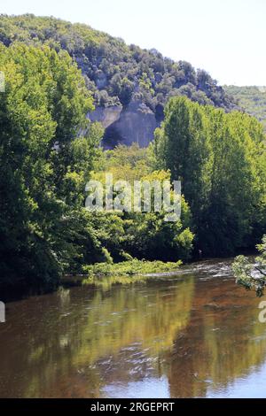 La Vézère rivière des hommes et des femmes de Cro-Magnon coule aux Eyzies de Tayac capitale mondiale de la préhistoire, Dordogne, Périgord, France, Eu Stock Photo