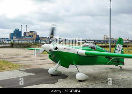 Michael Goulian, pilot taking part in the 2008 Red Bull Air Race in Docklands, London, UK. Taxiing to temporary dock airport on waste ground of dock Stock Photo