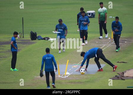 Spine bowling coach Rangana Herath along the spin bowler Mehidy Hasan Miraz, Hasan Mahadi, Mohammad Rishad Hossain, Taijul Isalm, Nayeem Hasan and  Na Stock Photo