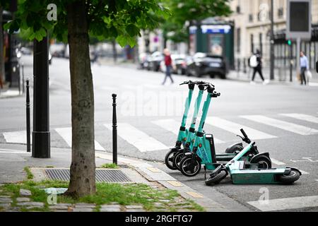 Paris, France. 08th Aug, 2023. Illustration picture shows people using self-service electric scooters (here a E-scooter of the company TIER) in streets of Paris, France on August 8, 2023. All self-service e-scooters will come to a stop in Paris as of 1 September after a referendum. Photo by Victor Joly/ABACAPRESS.COM Credit: Abaca Press/Alamy Live News Stock Photo