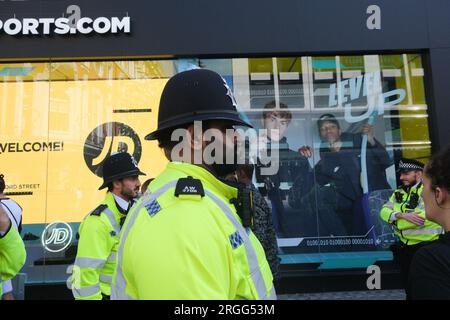 Oxford Street, London, UK. 9th Aug 2023. Police outside an Oxford Street JD Sports where an alleged mass crime was due to take place. Credit: Matthew Chattle/Alamy Live News Stock Photo