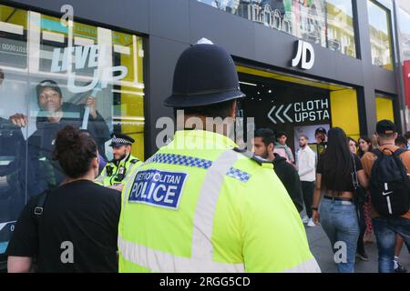 Oxford Street, London, UK. 9th Aug 2023. Police outside an Oxford Street JD Sports where an alleged mass crime was due to take place. Credit: Matthew Chattle/Alamy Live News Stock Photo