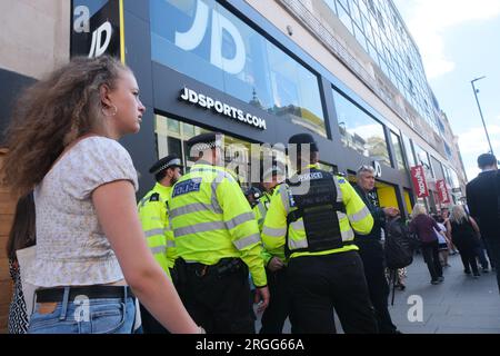 Oxford Street, London, UK. 9th Aug 2023. Police outside an Oxford Street JD Sports where an alleged mass crime was due to take place. Credit: Matthew Chattle/Alamy Live News Stock Photo