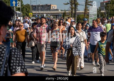 Moscow, Russia. 5th of August, 2023 People cross the pedestrian crossing near the Man entrance of VDNKh exhibition center in Moscow on a hot summer day, Russia Stock Photo