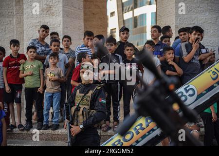 Gaza, Gaza, Palestine. 9th Aug, 2023. Palestinian children stand behind a member of the Al-Quds Brigades during a military march (Credit Image: © Saher Alghorra/ZUMA Press Wire) EDITORIAL USAGE ONLY! Not for Commercial USAGE! Stock Photo