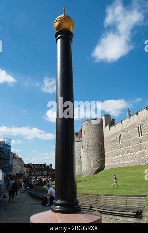 Windsor, Berkshire, UK. 9th August, 2023. The Windsor Platinum Jubilee Fountain outside Windsor Castle in Berkshire has now been switched on, providing free drinking water for visitors and residents alike, helping to reduce single-use plastic bottles and standing as a lasting tribute to Her Majesty Queen Elizabeth II. The monument was among the projects of the Windsor Platinum Jubilee Committee to celebrate the late Queen Elizabeth II  historic 70-year reign. One of the project donors was the David Brownlow Charitable Foundation. Tory Donor Mr Brownlow hit the headlines whilst Boris Johnson wa Stock Photo