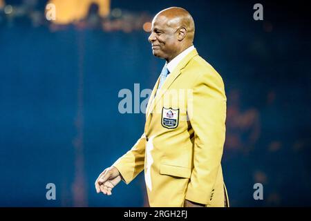 Former Houston Oilers quarterback Warren Moon acknowledges the crowd as his  number is retired by the Tennessee Titans on Sunday, Oct. 1, 2006 in  Nashville, Tenn. Moon, the fourth leading passer in