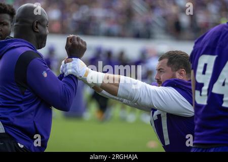 Minnesota Vikings coach Chris Rumph, right, instructs defensive lineman Harrison  Phillips at an NFL football practice Saturday, July 29, 2023, in Eagan,  Minn. (AP Photo/Bruce Kluckhohn Stock Photo - Alamy