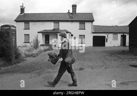 Village Pub Closed 1980s UK. Farm labourer on his way home, walks past his local pub, The Fox and Cubs that had recently closed down. Upper Basildon, Berkshire, England 1983 1980s UK HOMER SYKES Stock Photo