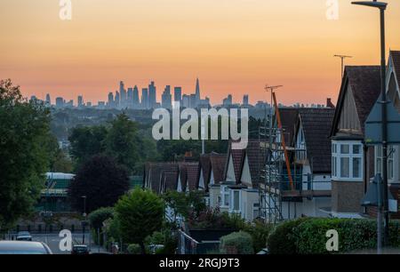 Wimbledon, London, UK. 10th Aug, 2023. Temperatures in London due to peak at a pleasant 25 degrees today. An orange sky at sunrise with the skyscrapers of central London catching the first rays of sunlight. Credit: Malcolm Park/Alamy Live News Stock Photo