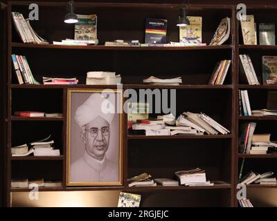 Bookshelves in the library with old books photo frames with Dr. Sarvepalli Radhakrishnan Stock Photo