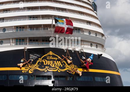 Kiel, Deutschland, August 2023 Hafenimpressionen Die Heckpartie der Disney Dream am Ostseekai mit Schritftzug und Disney Figuren Stock Photo