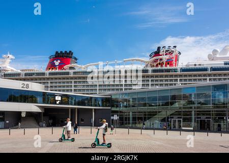 Kiel, Deutschland, August 2023 Hafenimpressionen der Liegeplatz 28 am Ostseekai hier belegt mit dem Kreuzfahrtschiff Disney Dream Stock Photo