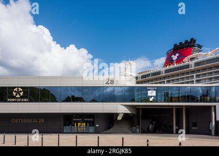 Kiel, Deutschland, August 2023 Hafenimpressionen der Liegeplatz 28 am Ostseekai hier belegt mit dem Kreuzfahrtschiff Disney Dream Stock Photo