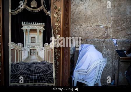 Jerusalem, Israel. 10th Aug, 2023. Jewish orthodox pray by the Western Wall. Credit: Ilia Yefimovich/dpa/Alamy Live News Stock Photo