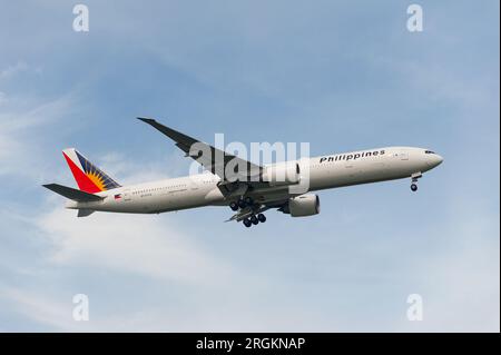 15.07.2023, Singapore, Republic of Singapore, Asia - A Philippine Airlines (Philippines) Boeing 777-300ER passenger aircraft lands at Changi Airport. Stock Photo