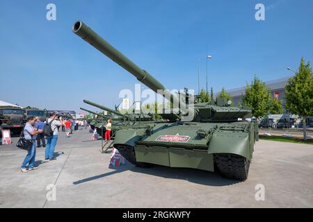 MOSCOW REGION, RUSSIA - AUGUST 18, 2022: Visitors to the Army-2022 international military-technical forum inspect Russian tanks. Patriot Park Stock Photo