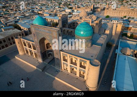 BUKHARA, UZBEKISTAN - SEPTEMBER 09, 2022: Top view of the old Mir-i-Arab madrasah on a sunny September evening Stock Photo