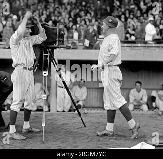 1925 Washington Senators: Schacht & Altrock entertaining fans Stock Photo