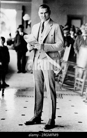 Boxer Jack Dempsey holding a newspaper ca. 1923 Stock Photo