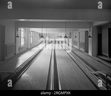 Small bowling alley inside the Jewish Community Center ca. 1910-1926 Stock Photo