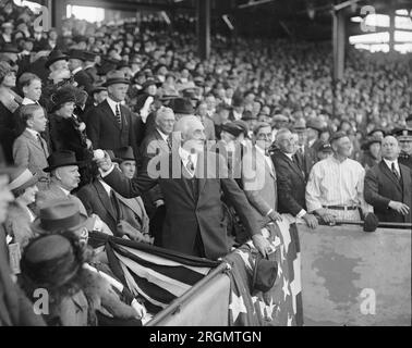 Harding throwing first ball [Opening Day, 1922] Stock Photo