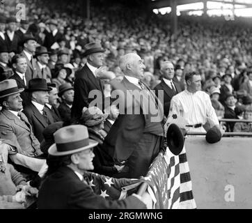 President Harding throwing out first pitch at a ballgame ca. April 26, 1923 Stock Photo