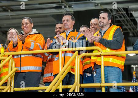 Reportage: Biden visits West Side Rail Yard in New York (January 2023) - Workers react as President Joe Biden delivers remarks on infrastructure investments in the Hudson River Tunnel Project, Tuesday, January 31, 2023, at the West Side Rail Yard in New York. Stock Photo