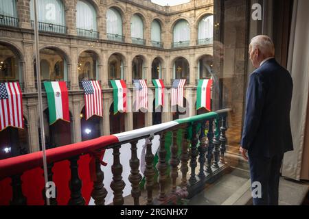 Reportage: Joe Biden, along with wife Jill Biden, visit Mexico City (January 2023) - President Joe Biden looks into the courtyard, Monday, January 9, 2023, at the National Palace in Mexico City. Stock Photo